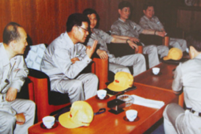 為了學習外國先進技術和管理方法，前往引進技術與設備的國家進行實地考察。薛仲光廠長在日本。