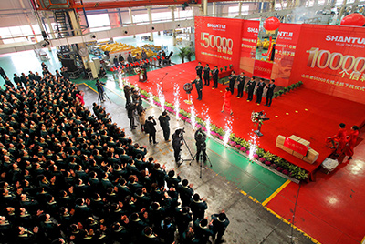 推土機事業(yè)部總裝工廠隆重舉行推土機第50000臺下線慶典儀式。這一激動人心的歷史時刻標志著50000臺不僅僅是一個數(shù)量的積累，更是山推管理水平、生產(chǎn)規(guī)模、制造技術、研發(fā)能力、銷售能力等綜合能力的體現(xiàn)，標志著山推推土機產(chǎn)業(yè)整體實力進一步增強，是從量變到質變的飛躍。