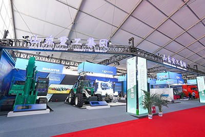 2023跨國公司與中國主題展在青島國際會議中心海上大壩舉辦， 山推股份攜EE225電挖、SRD13-C6U無人駕駛壓路機和純電裝載機隨團參展。