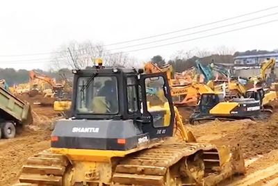 1月23日夜間，山推設備開足馬力，與時間賽跑，全速開啟“武漢版小湯山”醫(yī)院的建設。